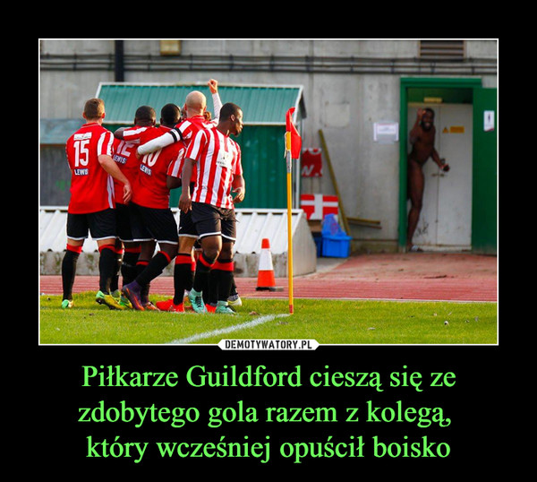 Piłkarze Guildford cieszą się ze zdobytego gola razem z kolegą, który wcześniej opuścił boisko –  