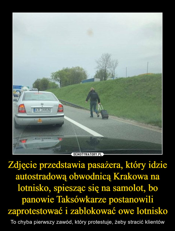 Zdjęcie przedstawia pasażera, który idzie autostradową obwodnicą Krakowa na lotnisko, spiesząc się na samolot, bo panowie Taksówkarze postanowili zaprotestować i zablokować owe lotnisko