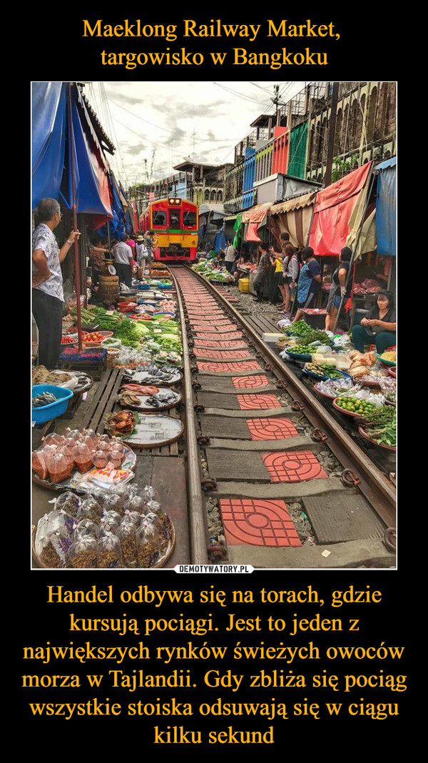 Handel odbywa się na torach, gdzie kursują pociągi. Jest to jeden z największych rynków świeżych owoców morza w Tajlandii. Gdy zbliża się pociąg wszystkie stoiska odsuwają się w ciągu kilku sekund –  