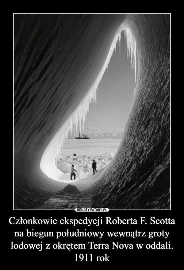 Członkowie ekspedycji Roberta F. Scotta na biegun południowy wewnątrz groty lodowej z okrętem Terra Nova w oddali. 1911 rok