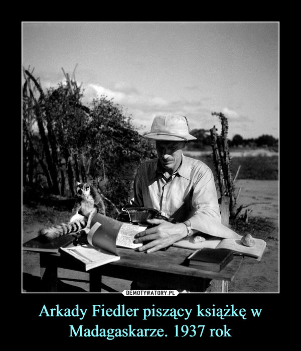 Arkady Fiedler piszący książkę w Madagaskarze. 1937 rok –  