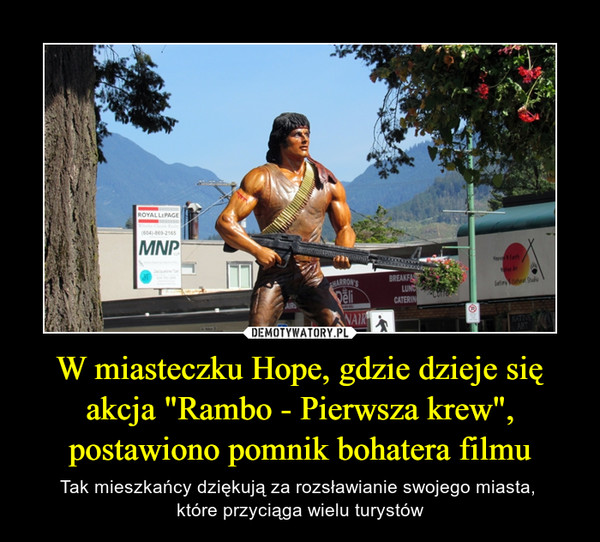 W miasteczku Hope, gdzie dzieje się akcja "Rambo - Pierwsza krew", postawiono pomnik bohatera filmu – Tak mieszkańcy dziękują za rozsławianie swojego miasta, które przyciąga wielu turystów 