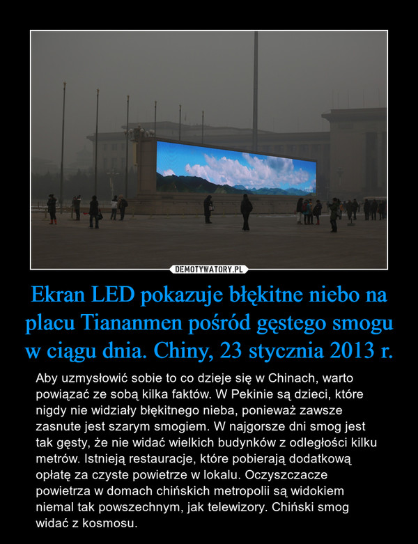 Ekran LED pokazuje błękitne niebo na placu Tiananmen pośród gęstego smogu w ciągu dnia. Chiny, 23 stycznia 2013 r.
