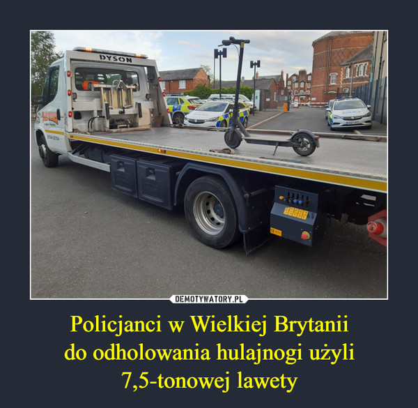 Policjanci w Wielkiej Brytaniido odholowania hulajnogi użyli7,5-tonowej lawety –  