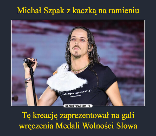 Michał Szpak z kaczką na ramieniu Tę kreację zaprezentował na gali wręczenia Medali Wolności Słowa