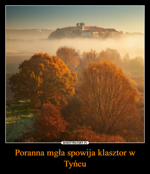 Poranna mgła spowija klasztor w Tyńcu –  