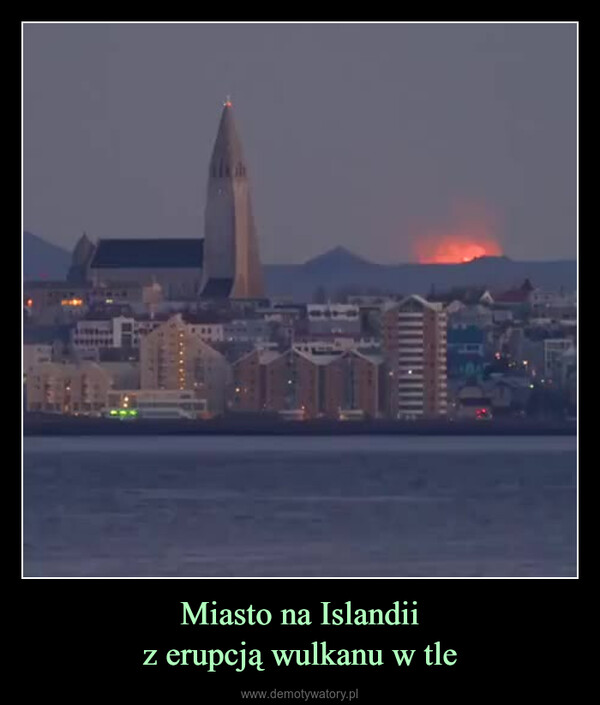 Miasto na Islandiiz erupcją wulkanu w tle –  