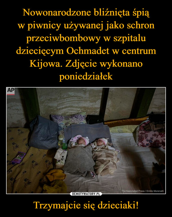 Nowonarodzone bliźnięta śpią
w piwnicy używanej jako schron przeciwbombowy w szpitalu dziecięcym Ochmadet w centrum Kijowa. Zdjęcie wykonano poniedziałek Trzymajcie się dzieciaki!