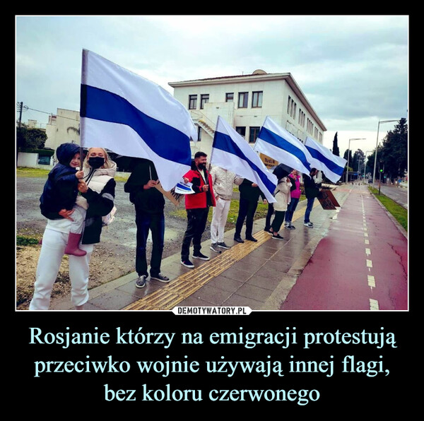 Rosjanie którzy na emigracji protestują przeciwko wojnie używają innej flagi, bez koloru czerwonego –  