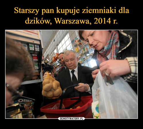 Starszy pan kupuje ziemniaki dla dzików, Warszawa, 2014 r.