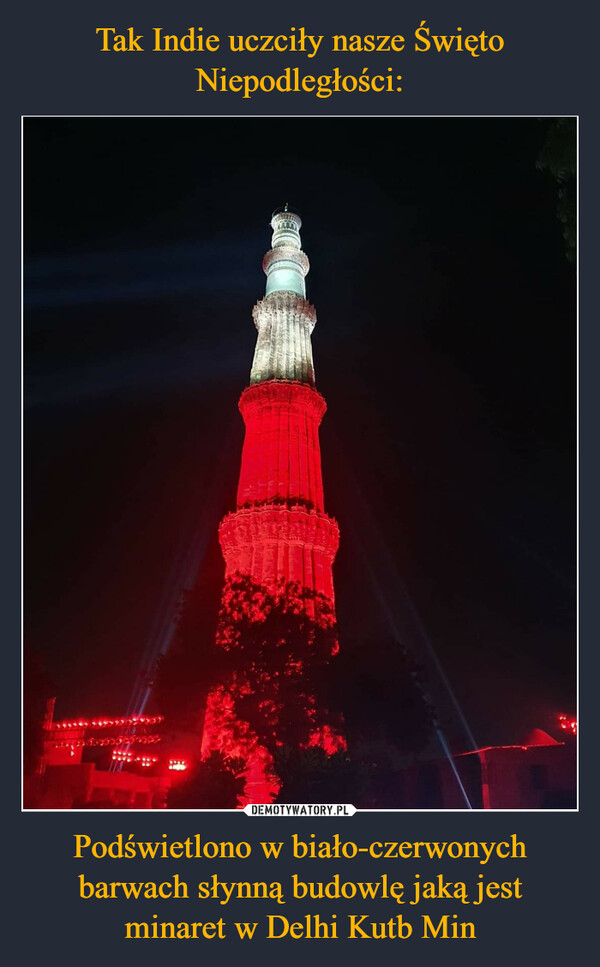 Podświetlono w biało-czerwonych barwach słynną budowlę jaką jest minaret w Delhi Kutb Min –  