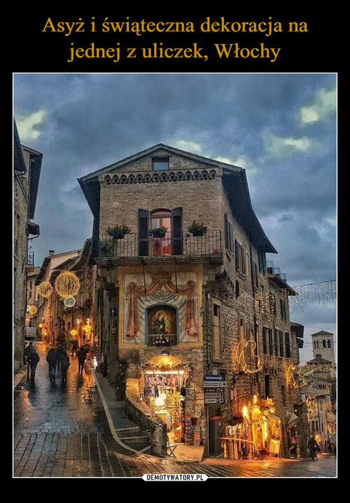 Asyż i świąteczna dekoracja na jednej z uliczek, Włochy