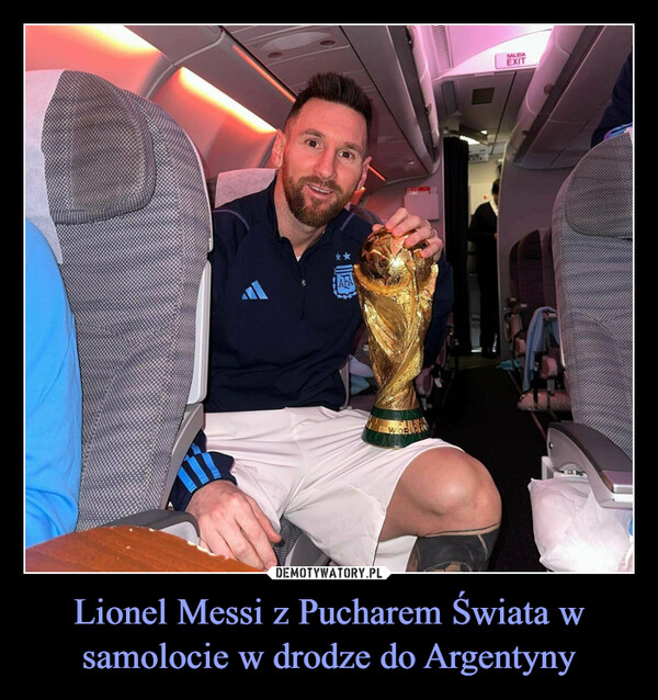 Lionel Messi z Pucharem Świata w samolocie w drodze do Argentyny –  