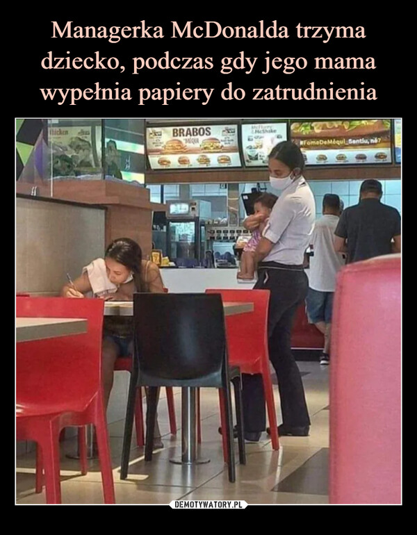 Managerka McDonalda trzyma dziecko, podczas gdy jego mama wypełnia papiery do zatrudnienia