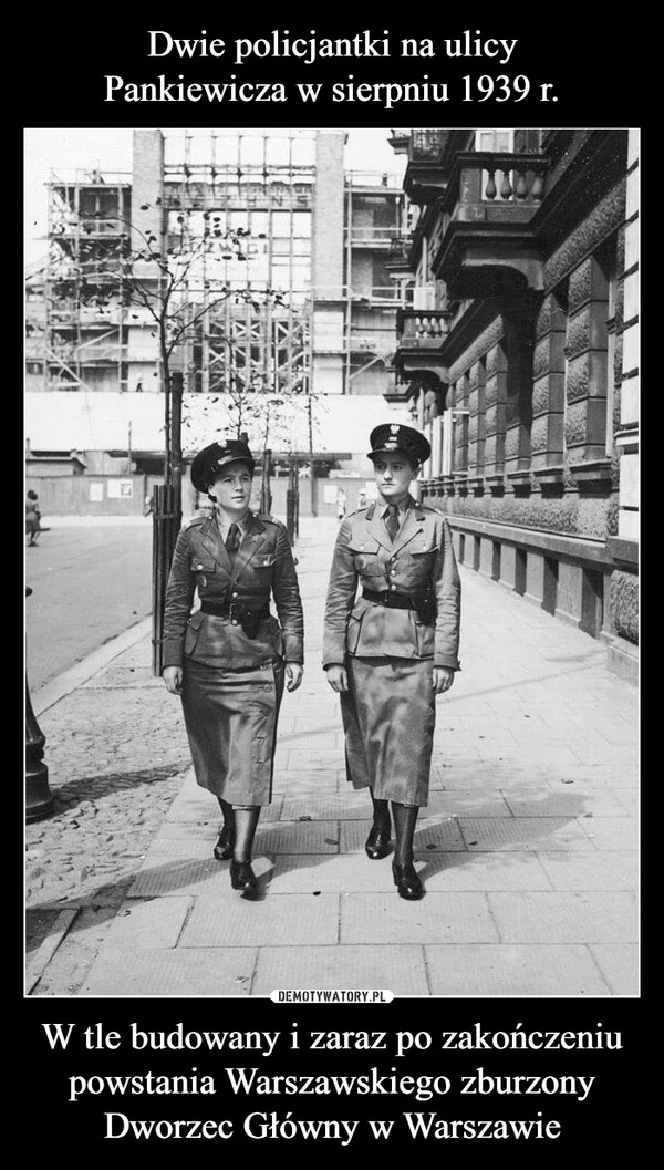 Dwie policjantki na ulicy
Pankiewicza w sierpniu 1939 r. W tle budowany i zaraz po zakończeniu powstania Warszawskiego zburzony Dworzec Główny w Warszawie