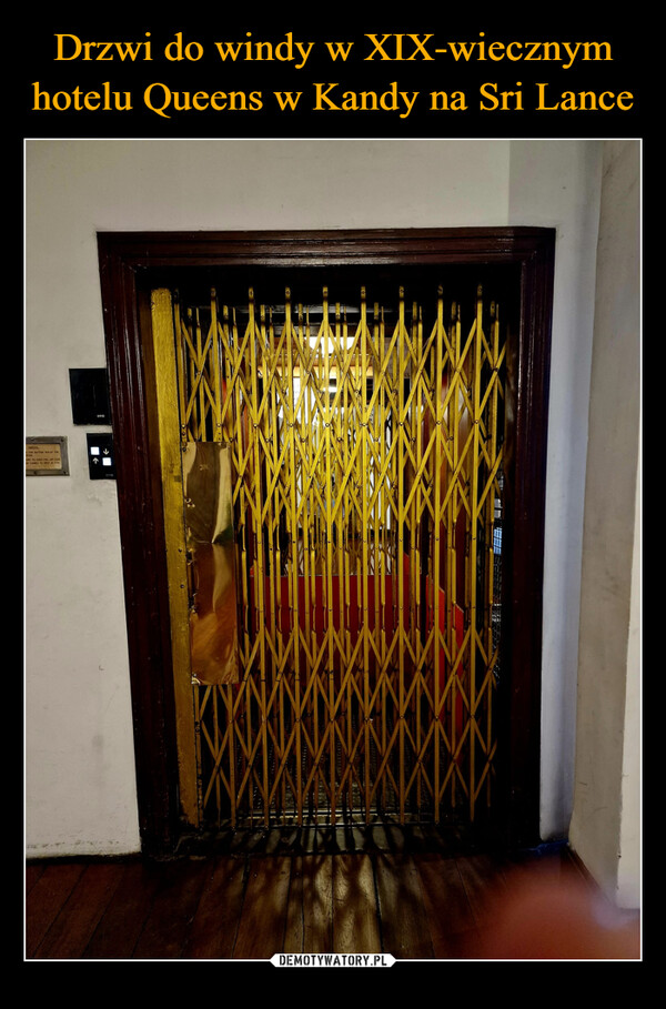 Drzwi do windy w XIX-wiecznym hotelu Queens w Kandy na Sri Lance