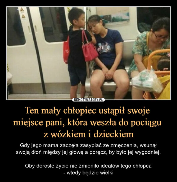 Ten mały chłopiec ustąpił swoje 
miejsce pani, która weszła do pociągu 
z wózkiem i dzieckiem