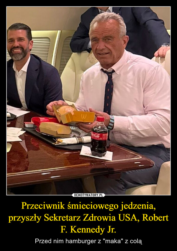 Przeciwnik śmieciowego jedzenia, przyszły Sekretarz Zdrowia USA, Robert F. Kennedy Jr. – Przed nim hamburger z "maka" z colą Cola