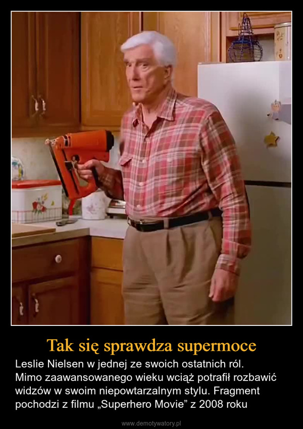 Tak się sprawdza supermoce – Leslie Nielsen w jednej ze swoich ostatnich ról.Mimo zaawansowanego wieku wciąż potrafił rozbawić widzów w swoim niepowtarzalnym stylu. Fragment pochodzi z filmu „Superhero Movie” z 2008 roku 